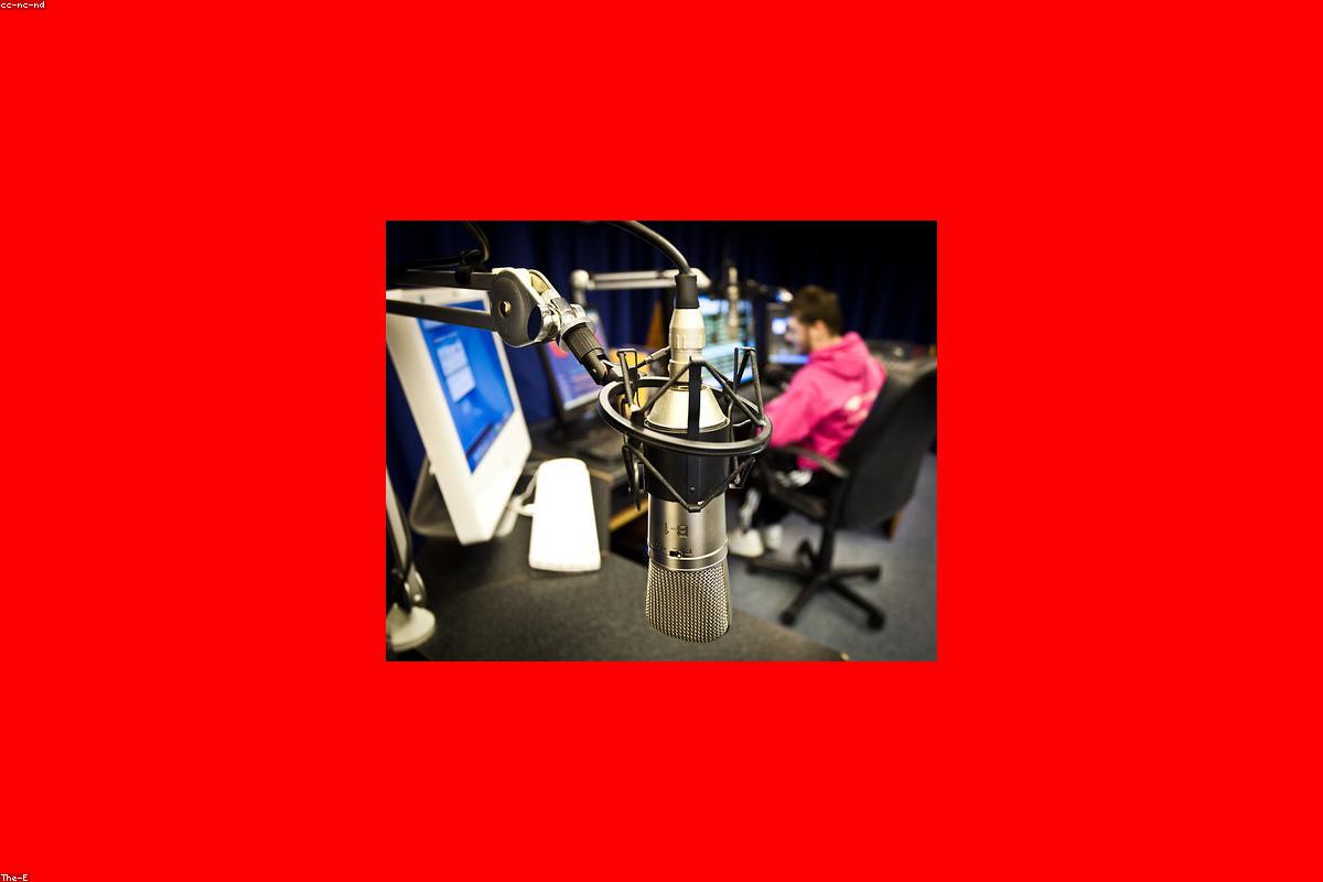 Micrófono profesional en un estudio de radio con luces cálidas