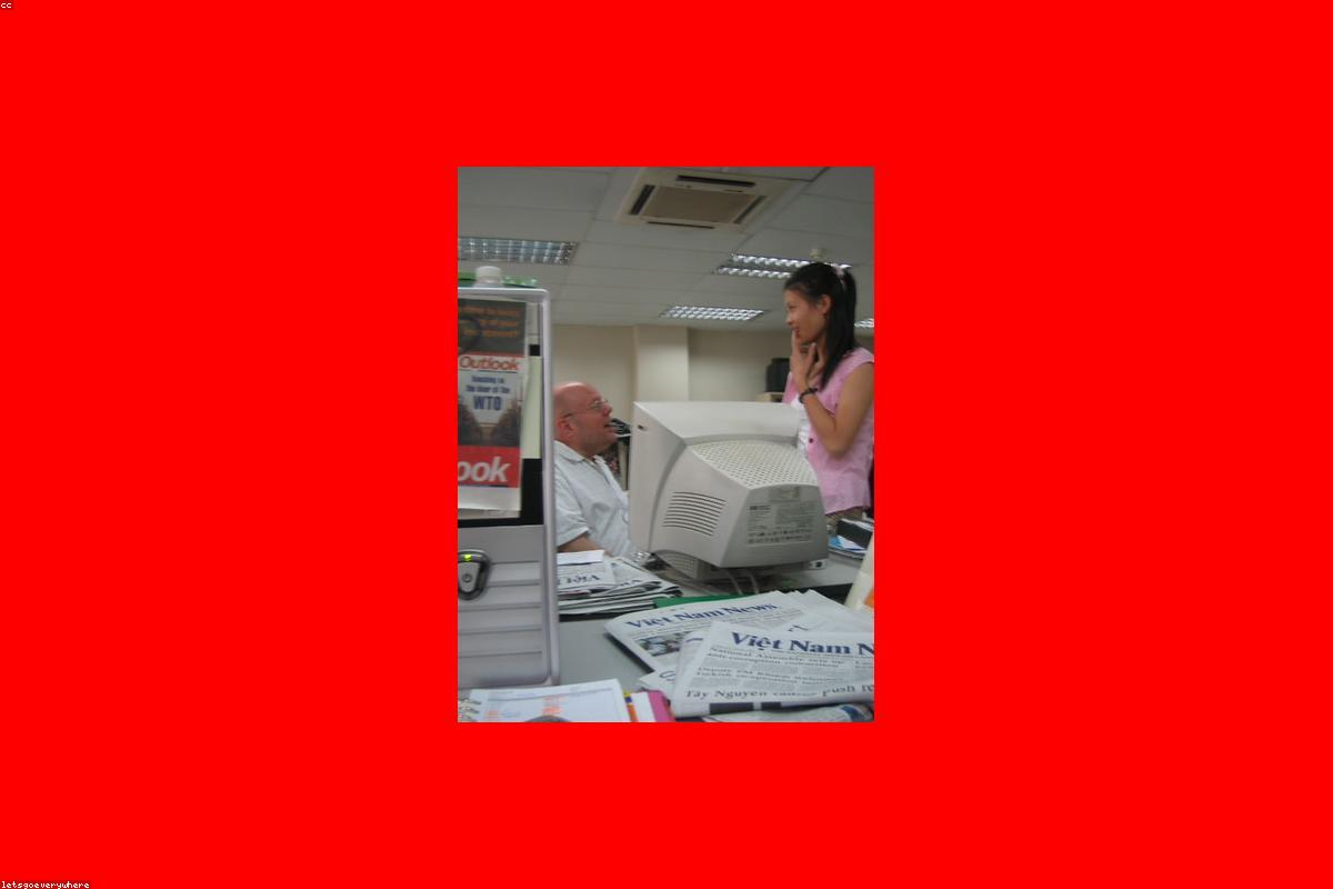 Redacción moderna donde periodistas trabajan con herramientas digitales