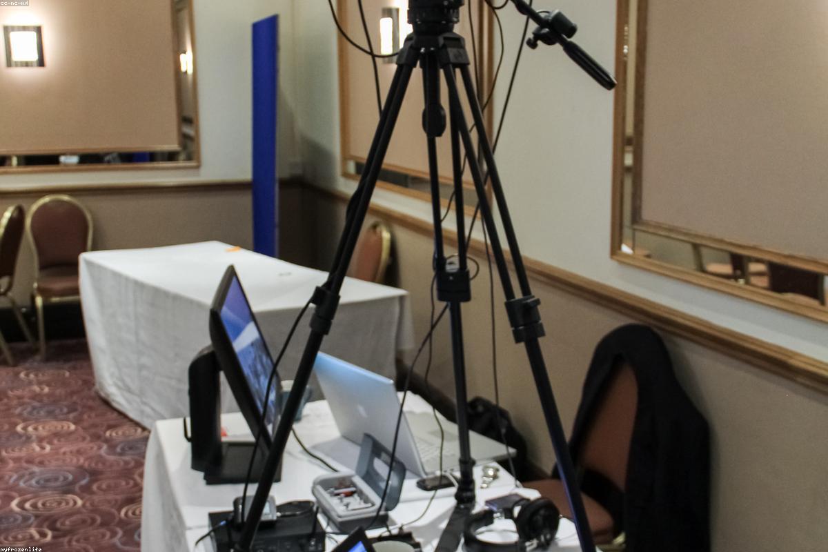 Cámara de video profesional en un set de producción